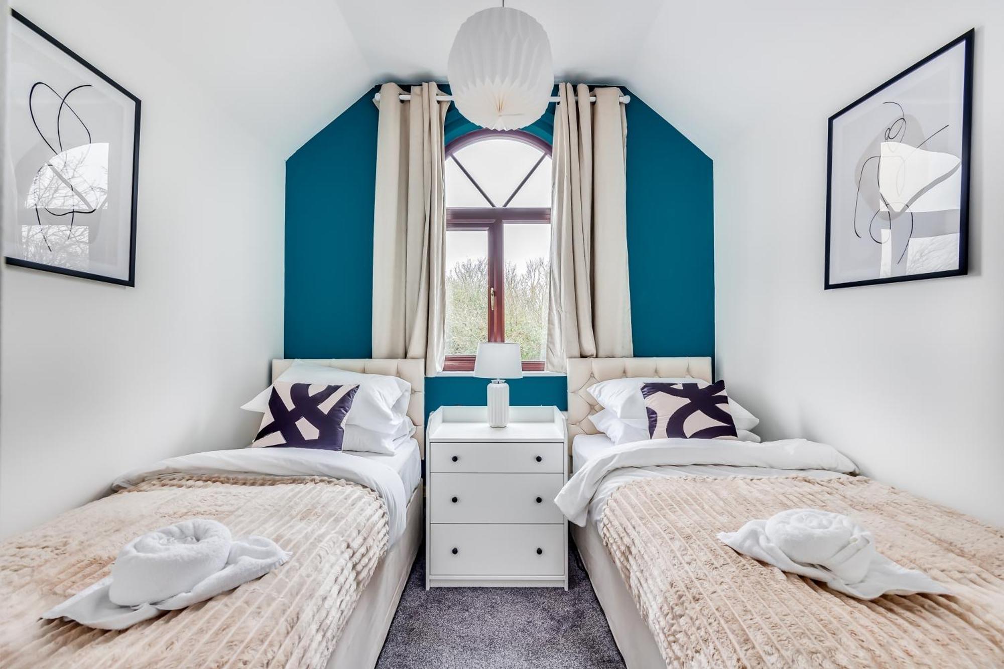 Shenley House - Close To Centre - Driveway Parking, Self-check-in, Workspace, Fast Wifi And Smart Tv By Yoko Holiday home Milton Keynes