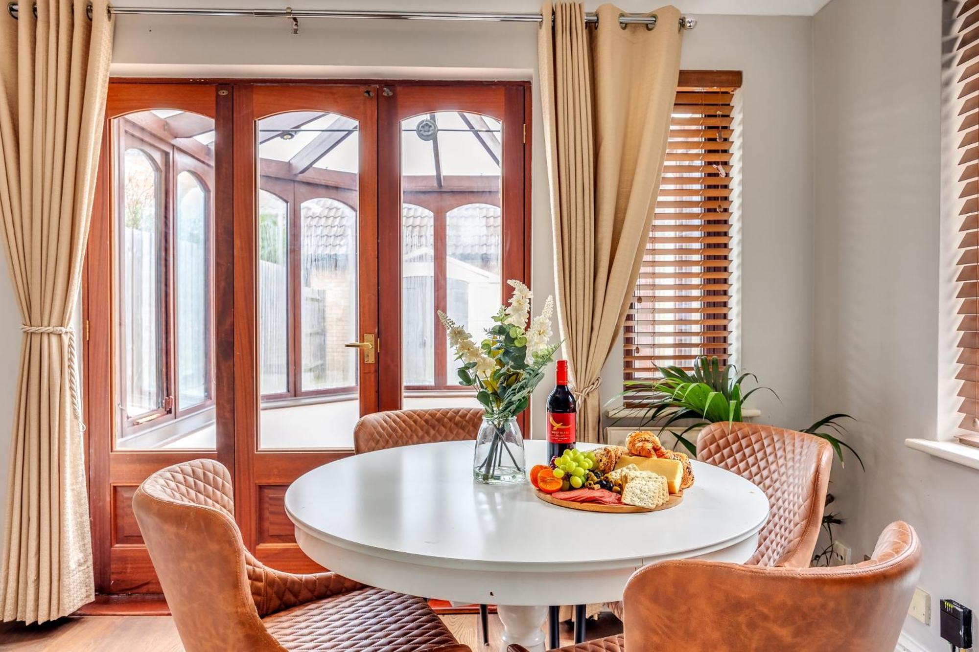 Shenley House - Close To Centre - Driveway Parking, Self-check-in, Workspace, Fast Wifi And Smart Tv By Yoko Holiday home