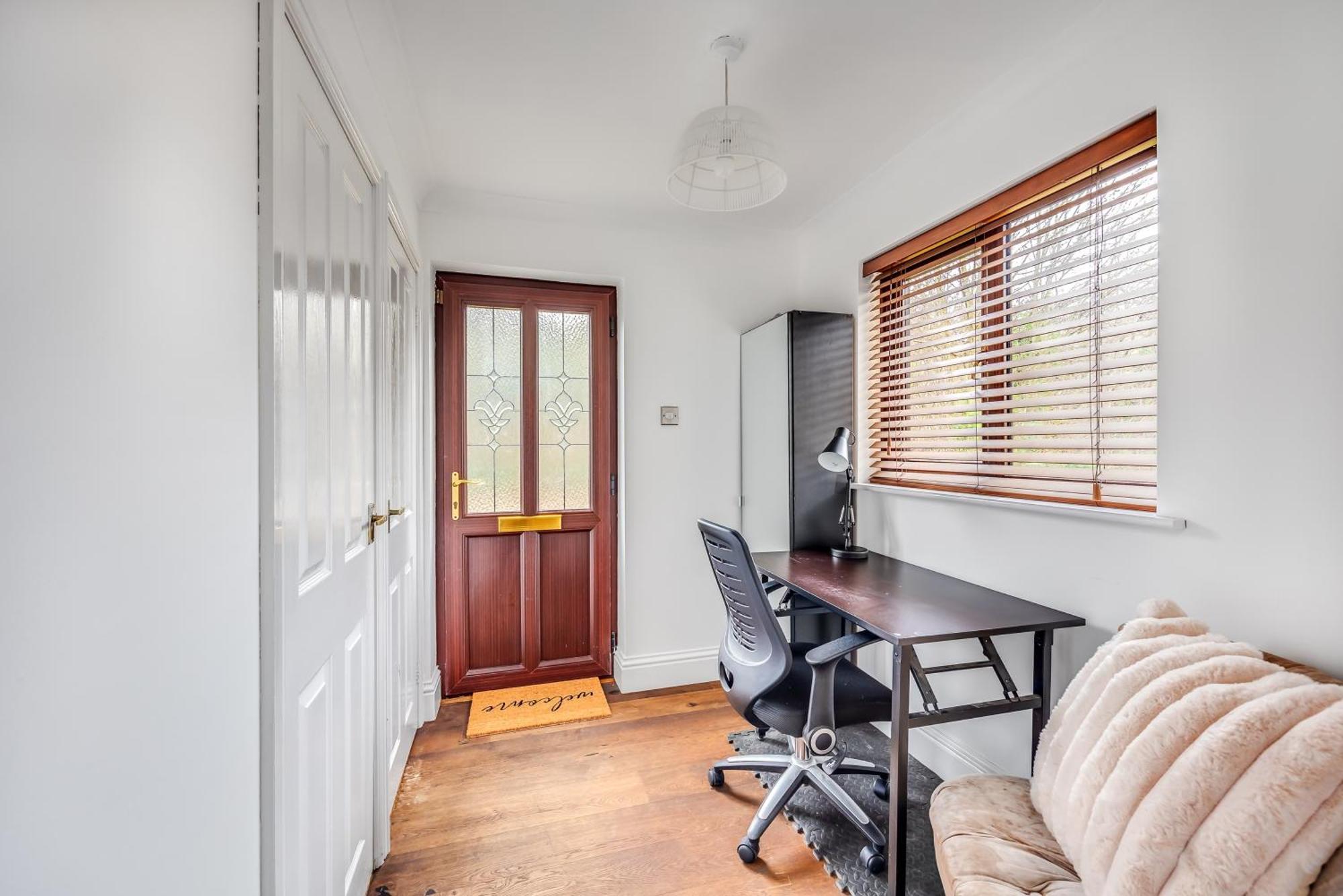 Shenley House - Close To Centre - Driveway Parking, Self-check-in, Workspace, Fast Wifi And Smart Tv By Yoko Holiday home Milton Keynes