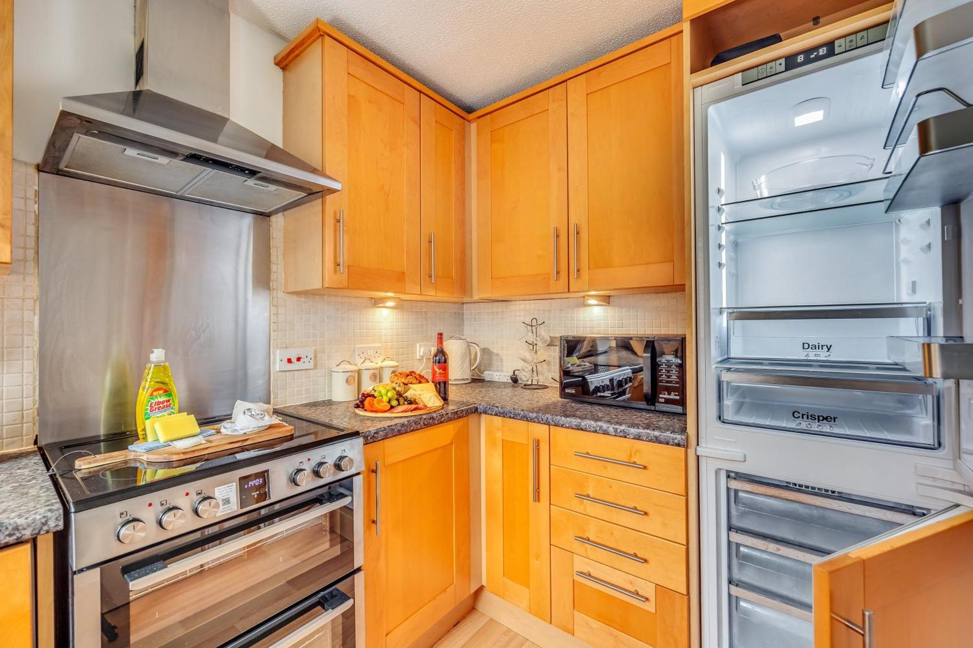 Shenley House - Close To Centre - Driveway Parking, Self-check-in, Workspace, Fast Wifi And Smart Tv By Yoko Milton Keynes