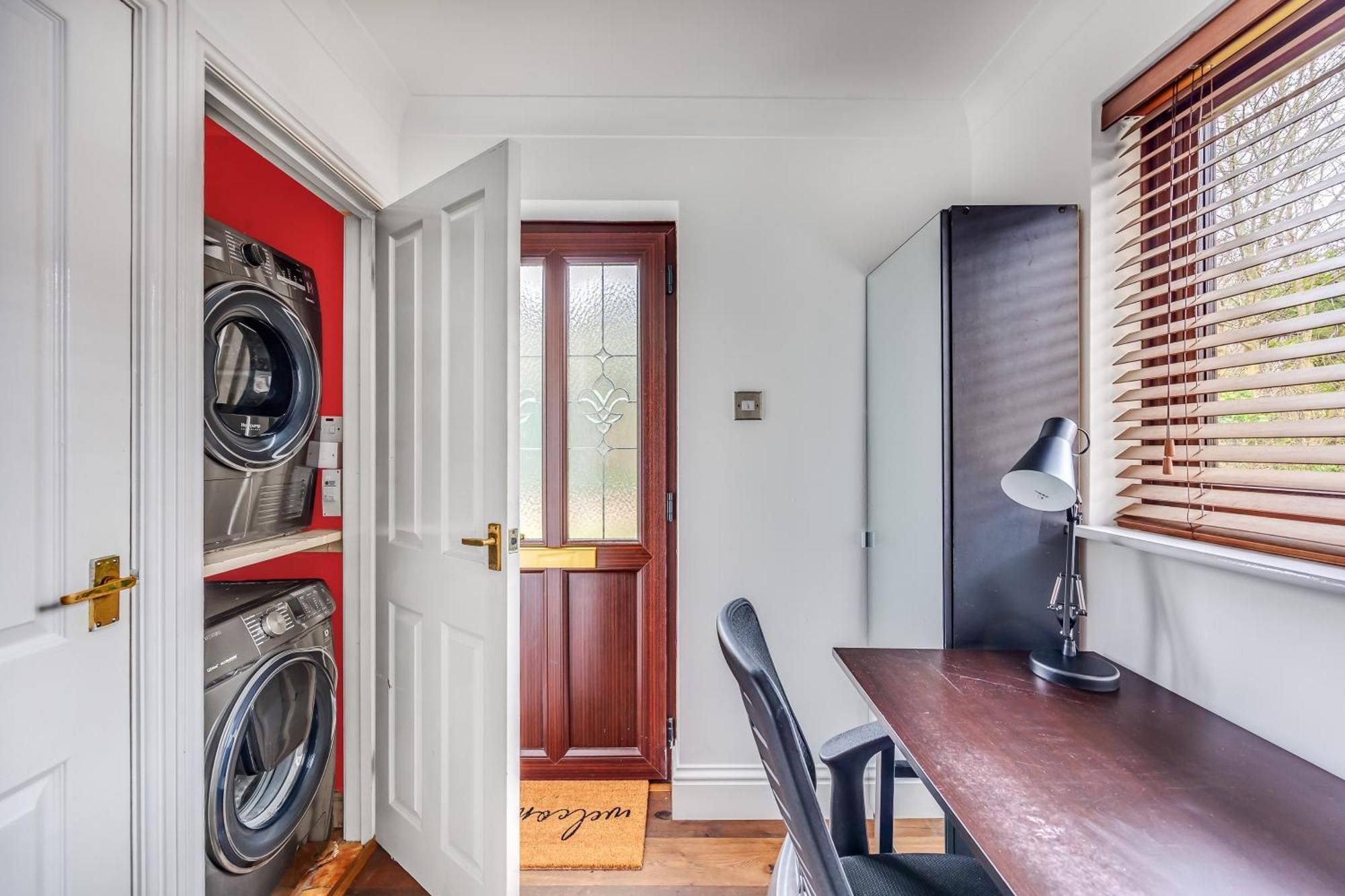 Holiday home Shenley House - Close To Centre - Driveway Parking, Self-check-in, Workspace, Fast Wifi And Smart Tv By Yoko Milton Keynes
